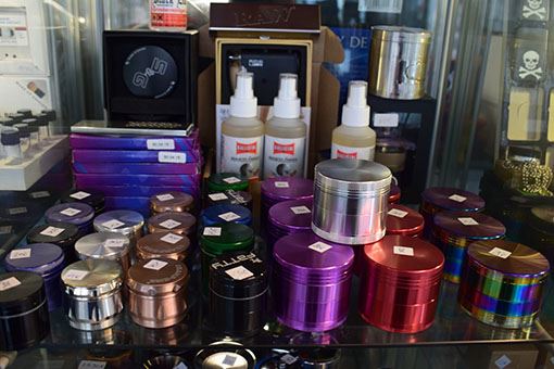Bunte Grinder in der Vitrine im OP-Laden