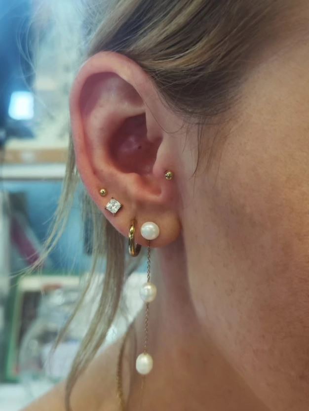 Ohr mit mehreren Piercings