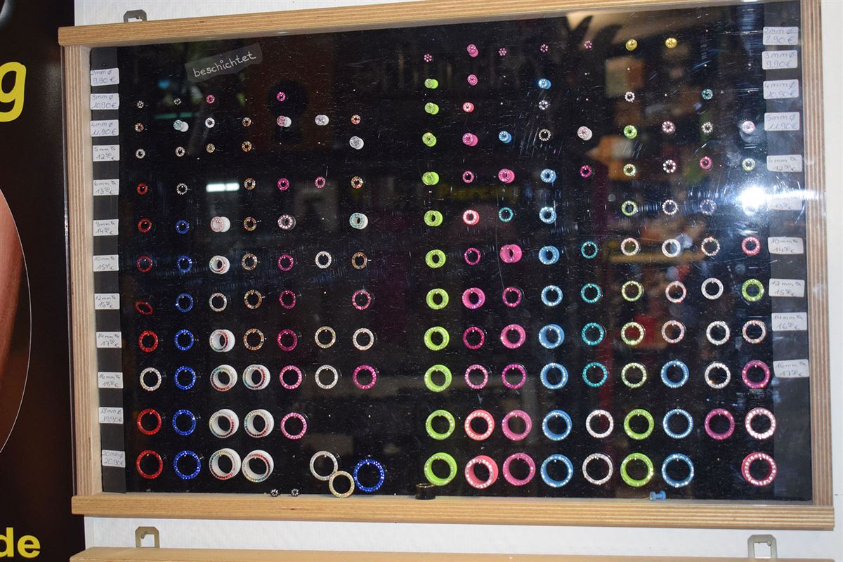 Auswahl an Piercing-Schmuck in der Vitrine