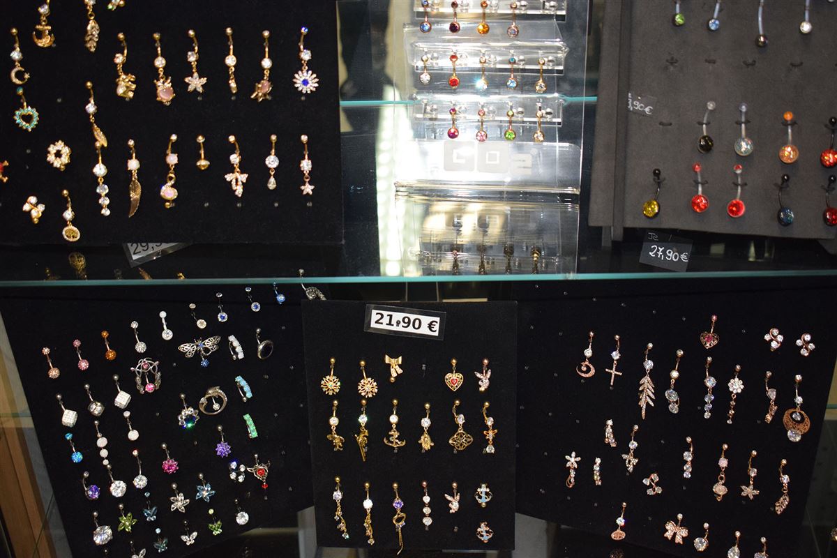 Piercing-Schmuck mit Steinen