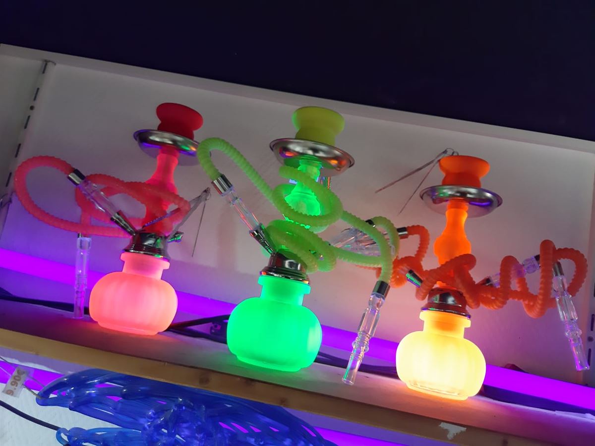 Leuchtende Shishas im Laden