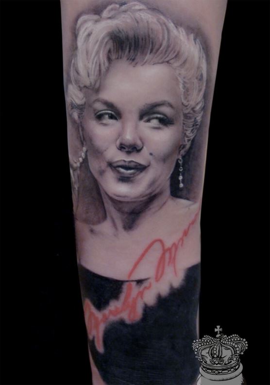 Tattoo: Portrait einer Frau